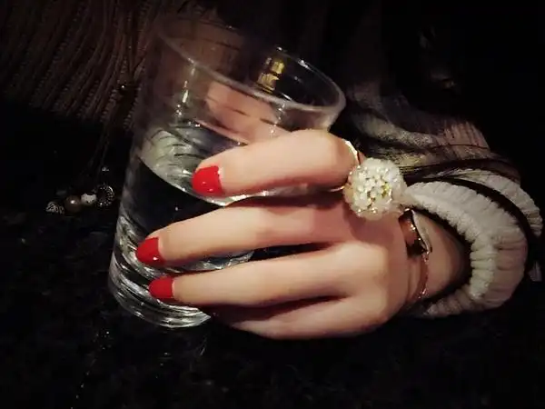 的食物完好如初 装了太多人和记忆的身体装不下太多食物 地上的空酒瓶