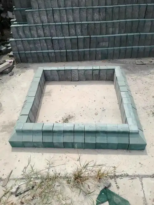 围树的三角砖