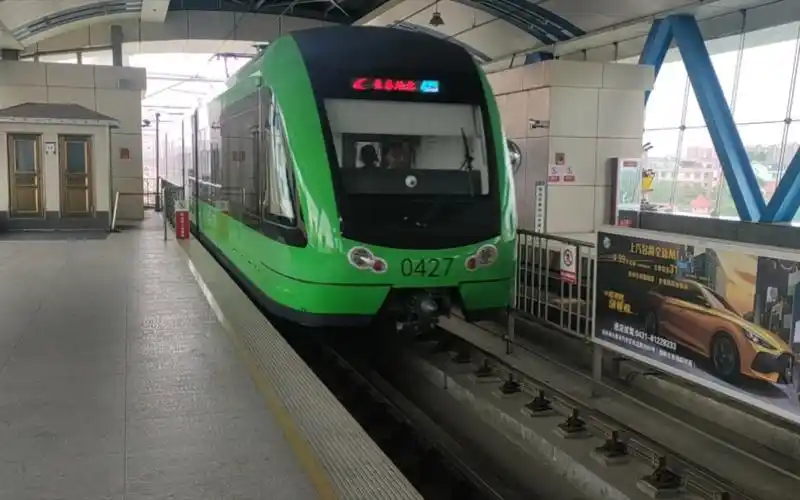 [长春轻轨]早晨的轻轨,长春轻轨4号线列车进入职业学院站