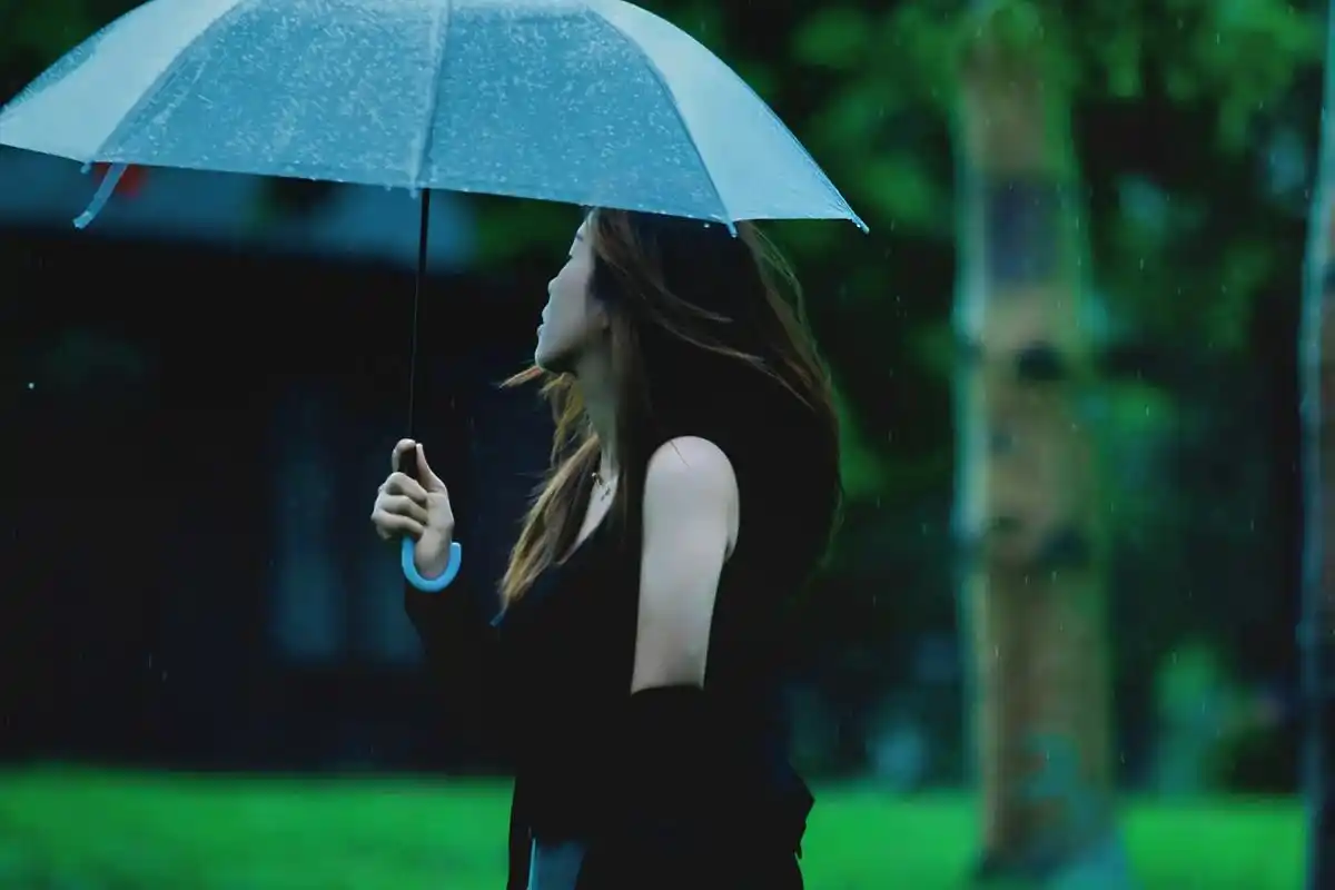 有人等烟雨,有人怪雨急.#下雨天 #一伞烟雨 #雨中背影 - 抖音