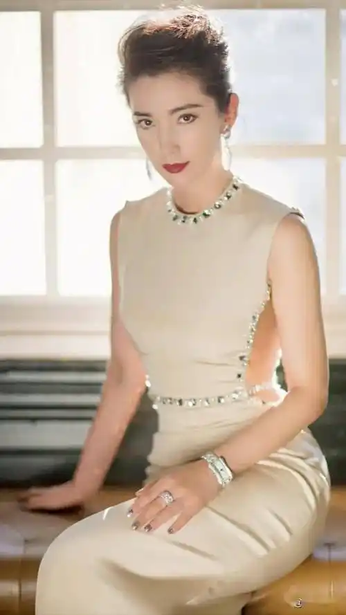 李冰冰瓠犀发皓齿双蛾颦翠眉