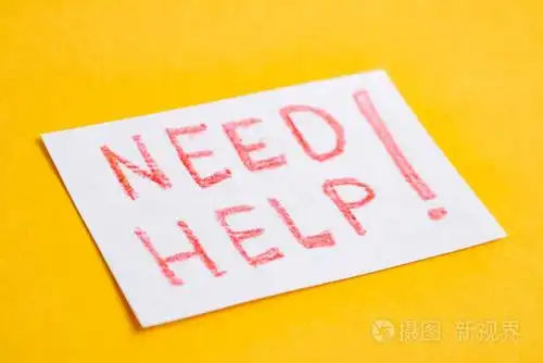 求助的概念.需要心理学家的帮助.在黄色背景上贴上"需要帮助"字样.