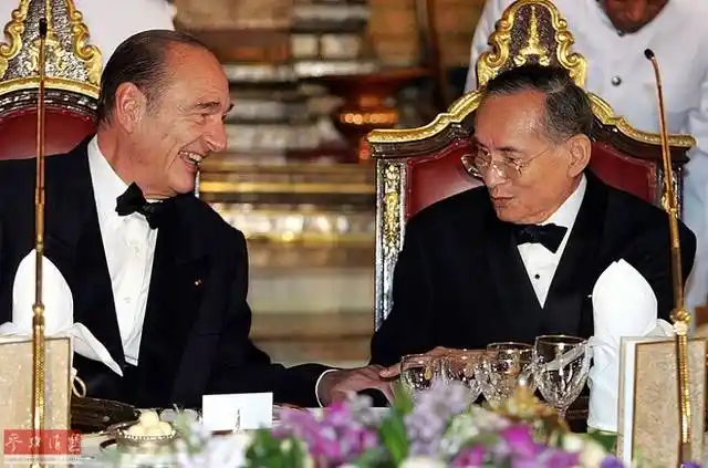 图为2006年1月17日,法国前总统雅克·希拉克(右)与泰国国王普密蓬在