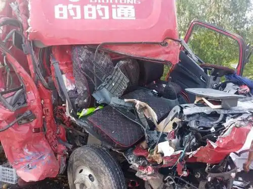 连霍高速货车事故侧翻,绿了满地