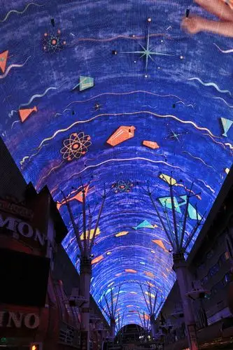 全国专业天幕投影建设_沉浸式三折幕影院全息投影_穹幕投影设备