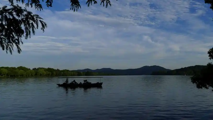 悠悠小船湖中飘