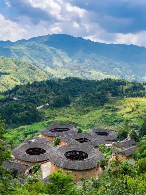 土楼是客家人从黄河流域迁徙到南方,保留下来的一种远古的生土建筑