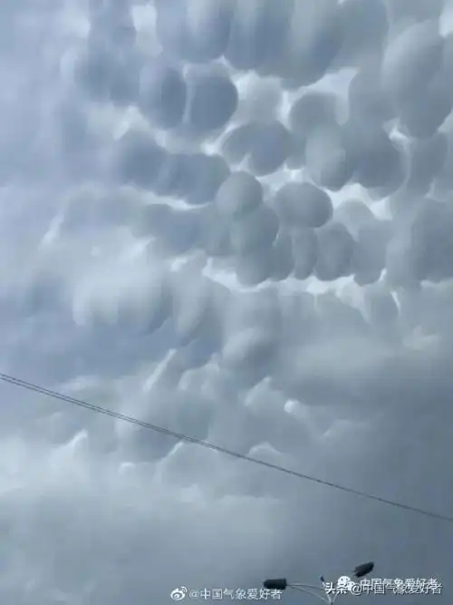 下午起,河北,河南不断有强对流云团爆出;到傍晚时分,邯郸,邢台等地的