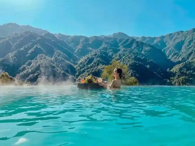 莽山森林温泉酒店温泉水来自于莽山地底600米左右,出水温度高达55.