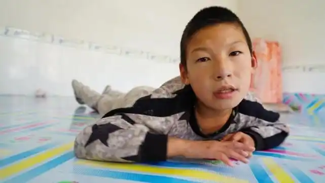 孩子确诊脑瘫当天父亲去世,母亲随后离家出走,奶奶在绝望中坚持