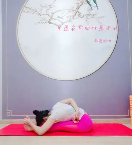 13,半莲花加强背部前曲伸展坐式