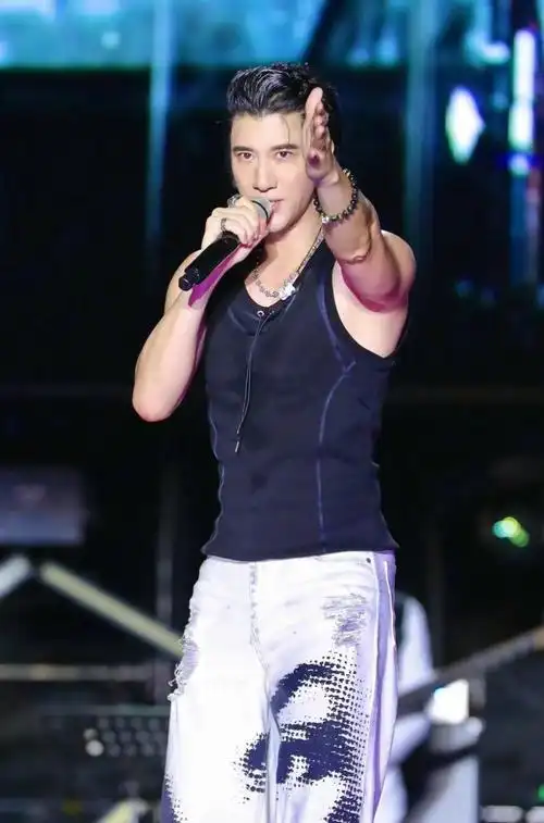 王力宏晒出和家人团聚,发文有深意,整个暑假可能见不到三个孩子