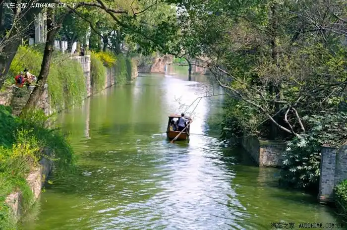 虎丘公园里小河中的小船