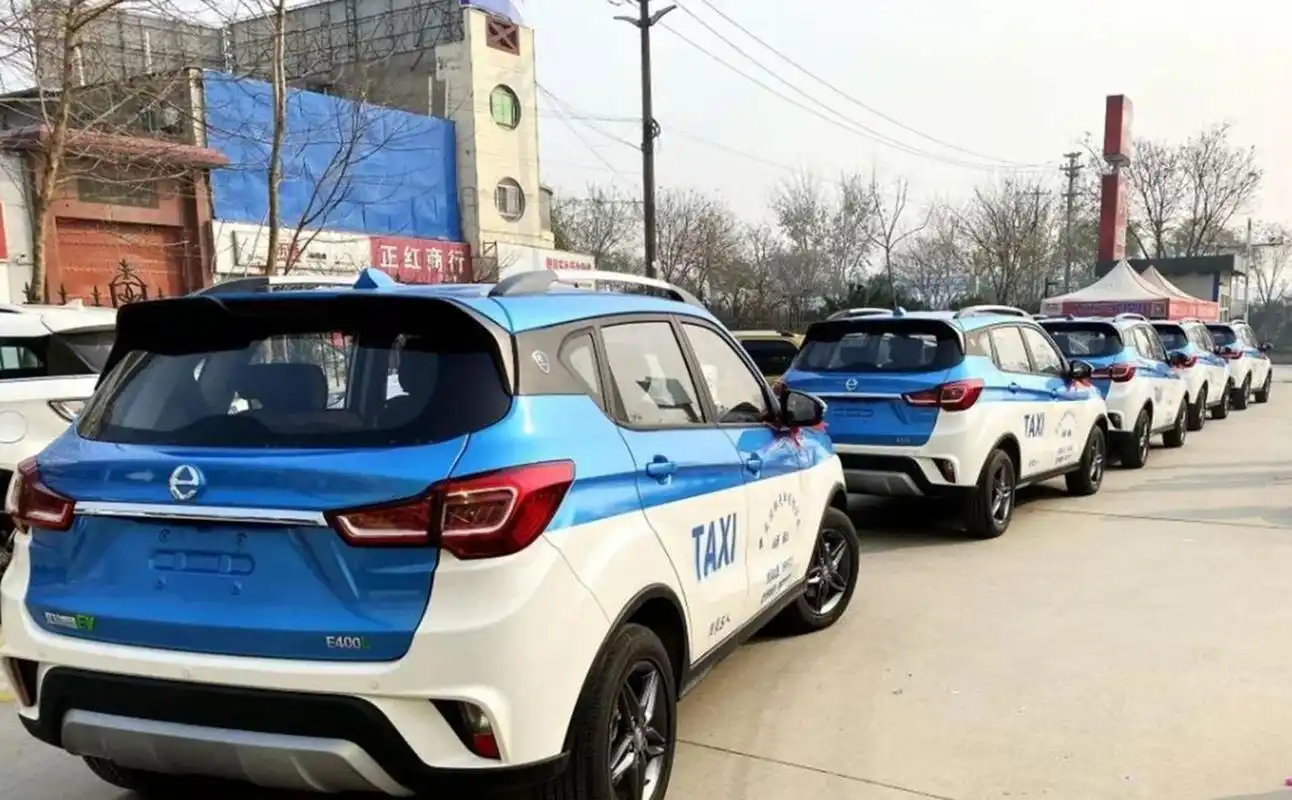 广东某出租车公司投放500辆新能源suv出租车,旨在降低运营成本和提高