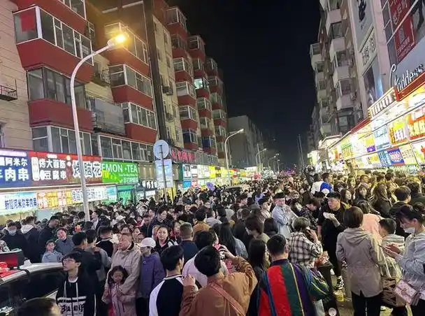 今年"五一"假期,长春市桂林路商圈迎来了客流高峰.