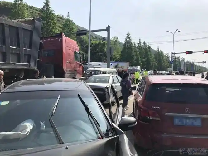 五一第1天,温州发生8车连撞.台州还有一起4车连撞