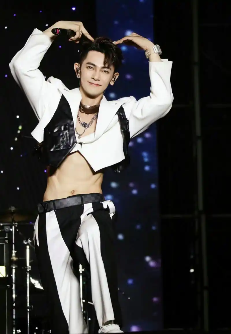 汪东城在音乐节大秀公狗腰,贴心网友火速分享给炎亚纶,喜提被拉黑.