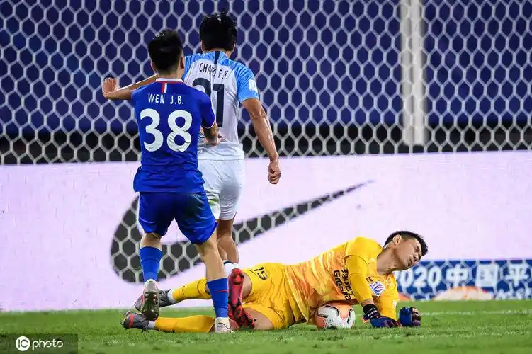 奋不顾身的门前守护神盘点中超第一阶段各队门将精彩扑救瞬间