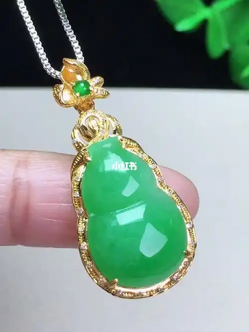 18k金镶嵌满绿葫芦翡翠吊坠