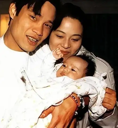 范志毅见妻子太辛苦,女儿1岁时便将她送回上海,让她跟爷爷奶奶生活.