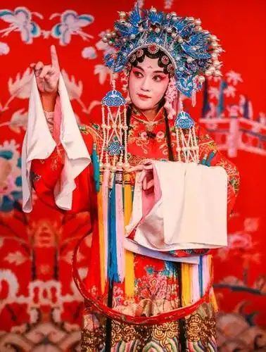 陈乔恩凤冠霞帔扮演中国古代四大美人之一的"杨玉环".