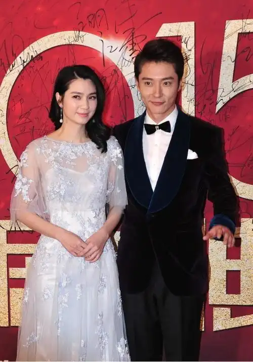 洪欣穿婚纱的样子真有气质散落长发很有韵味转身时太温柔了