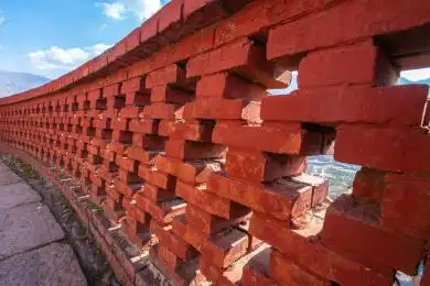 蓝天下的红色砖墙 墙