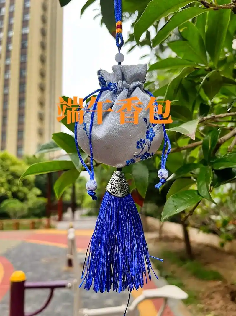 端午节戴香包.端午节小孩佩香囊,不但有避邪驱瘟之意,而且有襟 - 抖音
