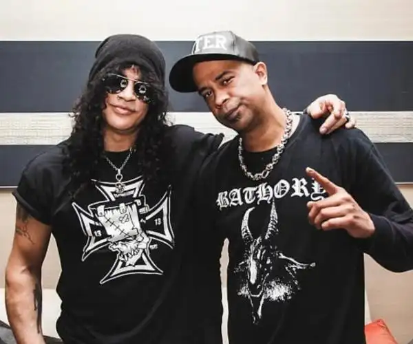 slash的弟弟ash拿我手机自拍了