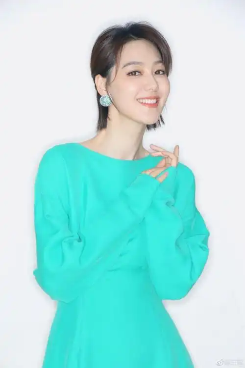 上海人都爱的电视台美女主播王冠穿职业装尽显知性优雅美人胚