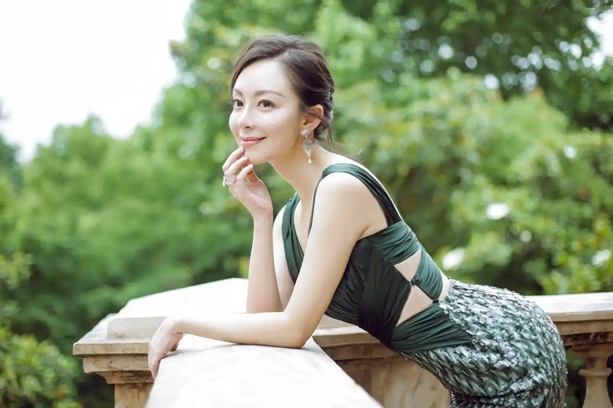 许榕真唯美生日大片笑靥嫣然宛若人鱼公主