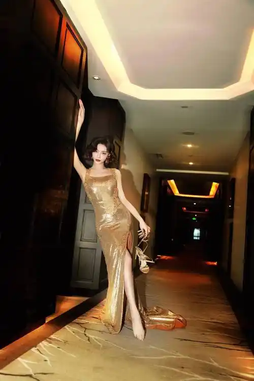 许佳琪绝美压轴!金色露背长裙闪耀全场,时尚魅力无人能挡!