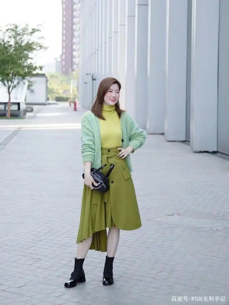 今春流行一种穿法叫:"开衫 膝下裙",微胖女生,矮个子都适合