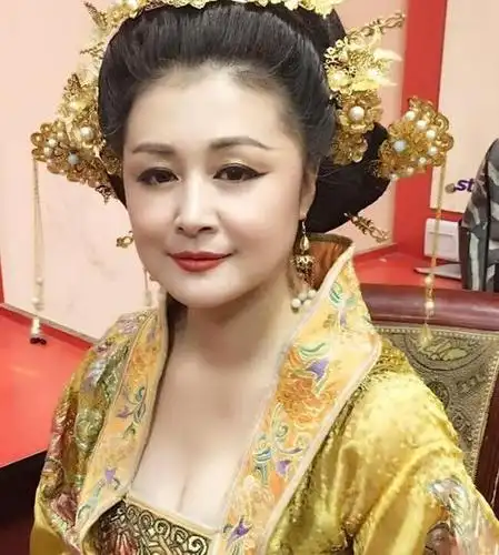 赵本山小姨子登央视 扮王母大秀事业线