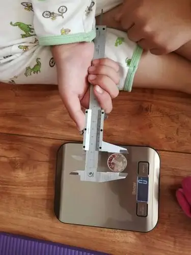 一枚一元硬币,直径是2.5cm.