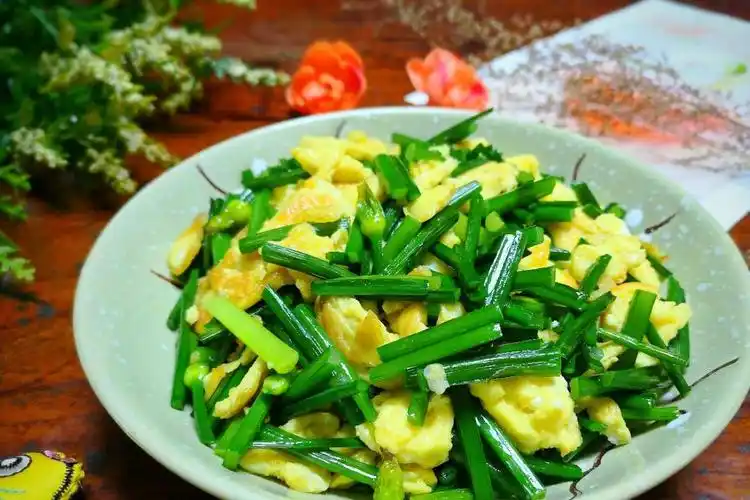 韭苔炒鸡蛋是夏季最常见的一道菜,清脆鲜嫩,好吃不贵