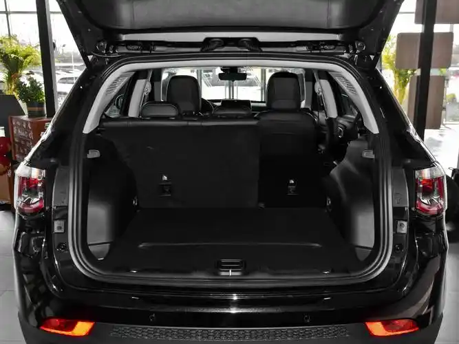 空间不小最低6.2l油耗,可选四驱的合资suv,带你看jeep指南者