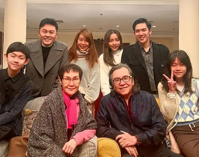 姜大卫|姜大卫夫妇现身佛山!坐路边吃饭接地气,被疑想随女婿移居内地