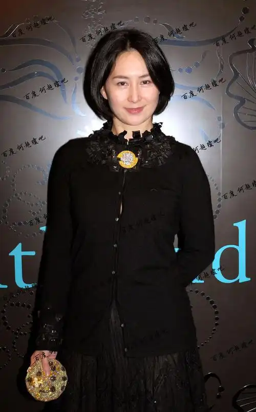 何超琼到底是出身大户人家,穿豹纹连衣裙依然端庄稳重,霸气潇洒