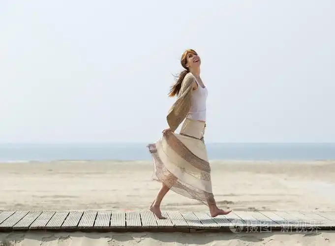 无忧无虑的中年女子赤脚行走