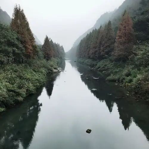 碧波万顷,水天一色,山呈黛色,两岸景色,目不暇接,30里水路充满诗情画