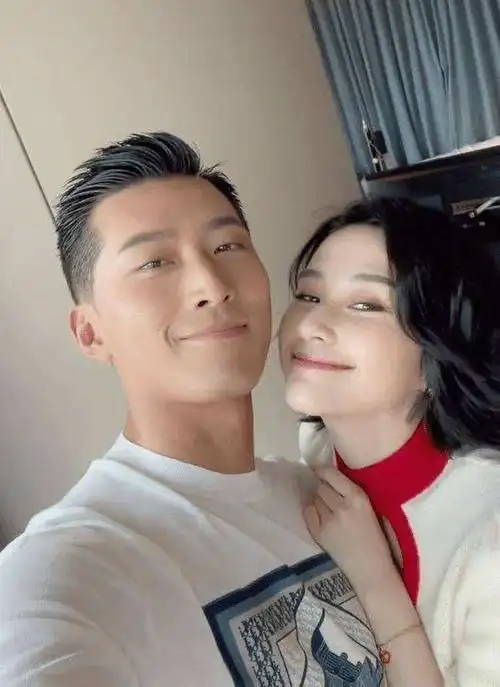 34岁窦骁成为赌王驸马爷与何超莲互称老公媳妇10亿陪嫁受关注