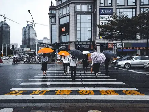 过马路的行人,雨天的中山,暗色风格