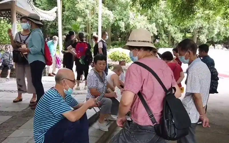 【相亲角】南宁人民公园相亲角,场面太壮观,为啥优质大龄女满地是?