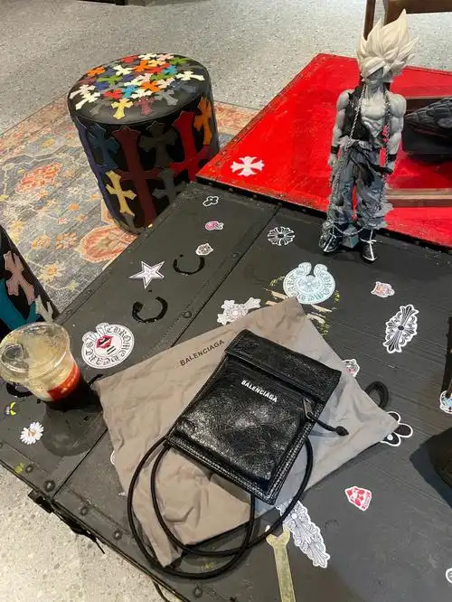 balenciaga 巴黎世家 手机 斜跨小包 潮包 权志龙同款 很好看哦～两千