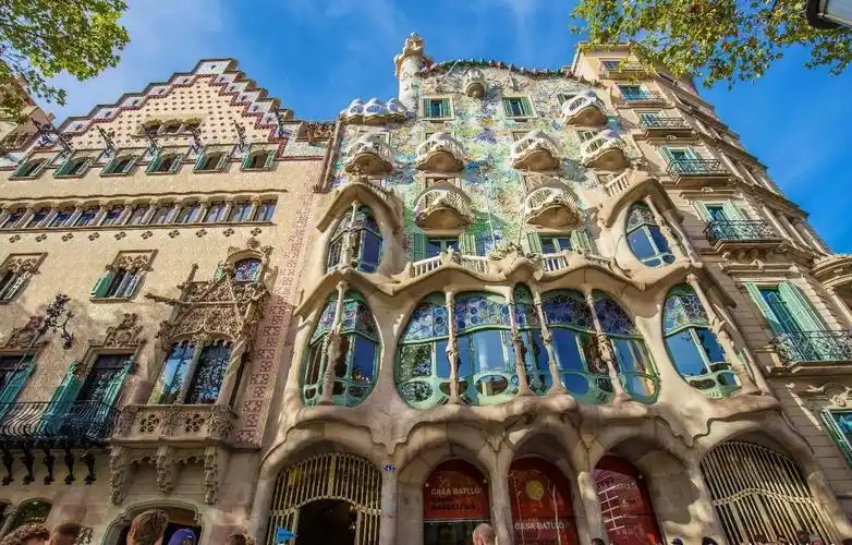 如今都成为了世界建筑艺术杰作巴特罗公寓,古埃尔公园等建筑由高迪