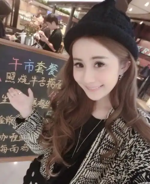 "上初中的韦婕妤,郑重地跟父母说.