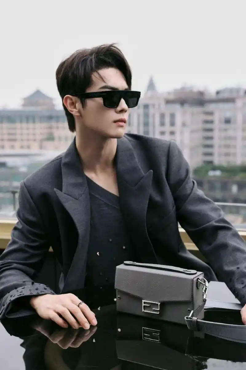 许凯深灰色风衣造型##许凯深灰色风衣#被许凯soso帅到了,好bking!