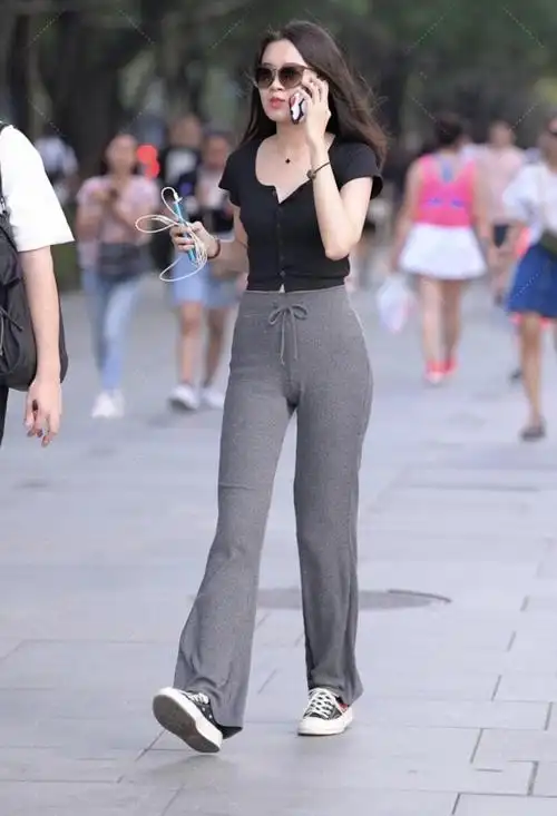 路人街拍,高腰的灰色喇叭裤不仅显腿长,还很性感_手机搜狐网
