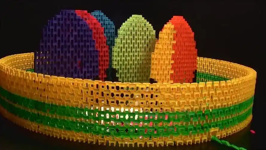 10000块多米诺骨牌摆成一个图案,看完视频真是排解压力的好办法!